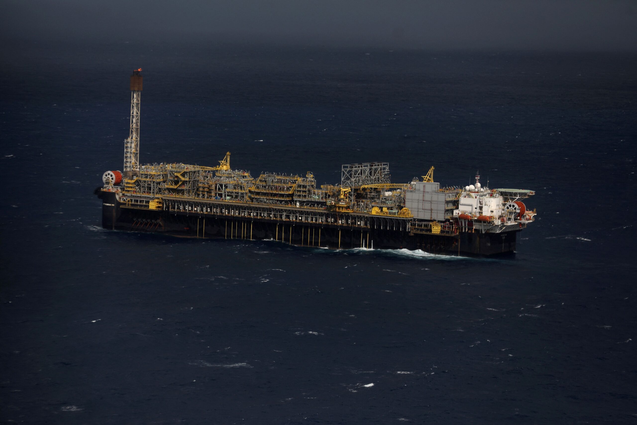 Produção de petróleo e gás do Brasil cresce em março, diz ANP