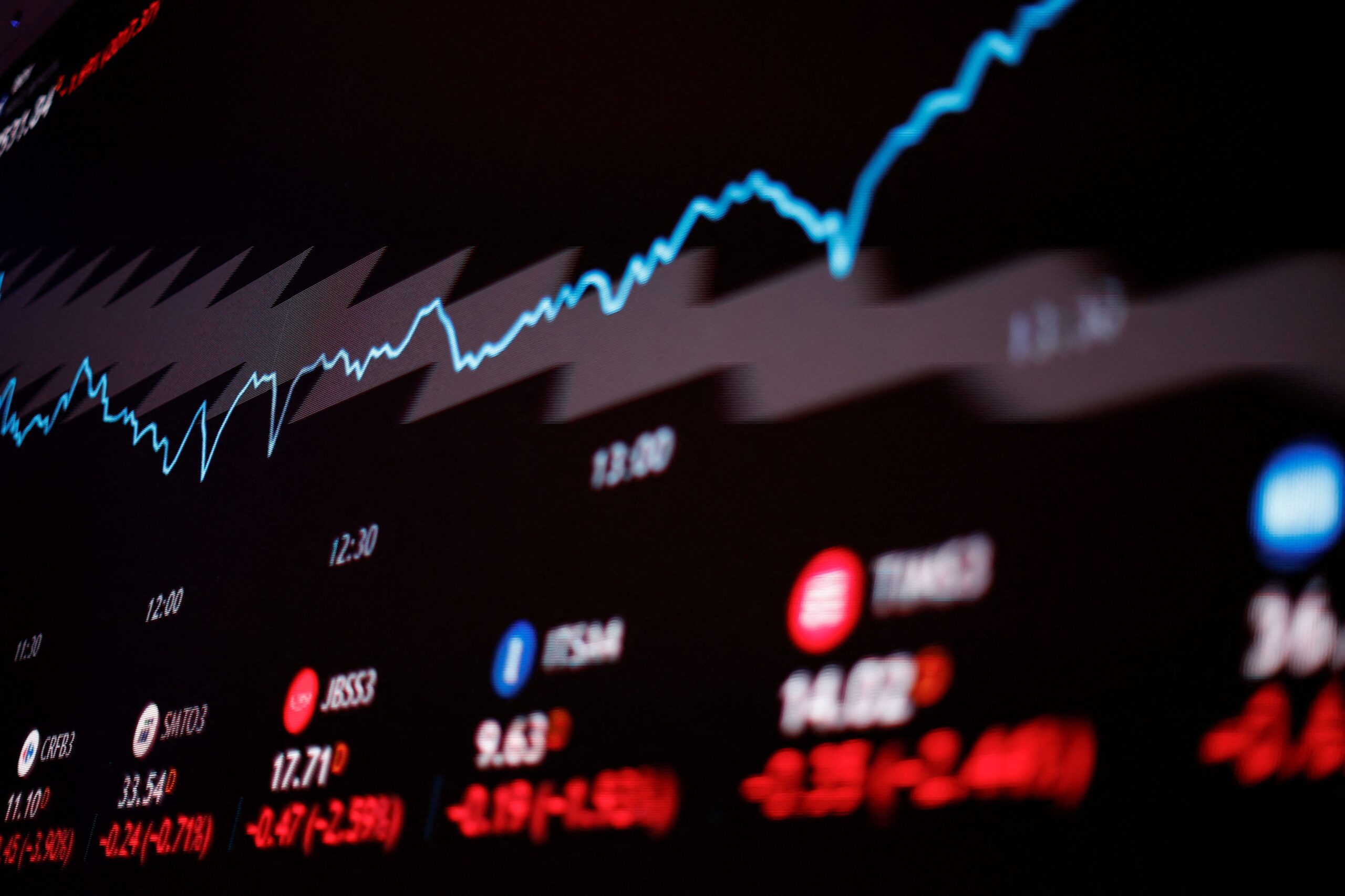 Ibovespa recua com noticiário corporativo em foco; dólar cai a R$ 5,66