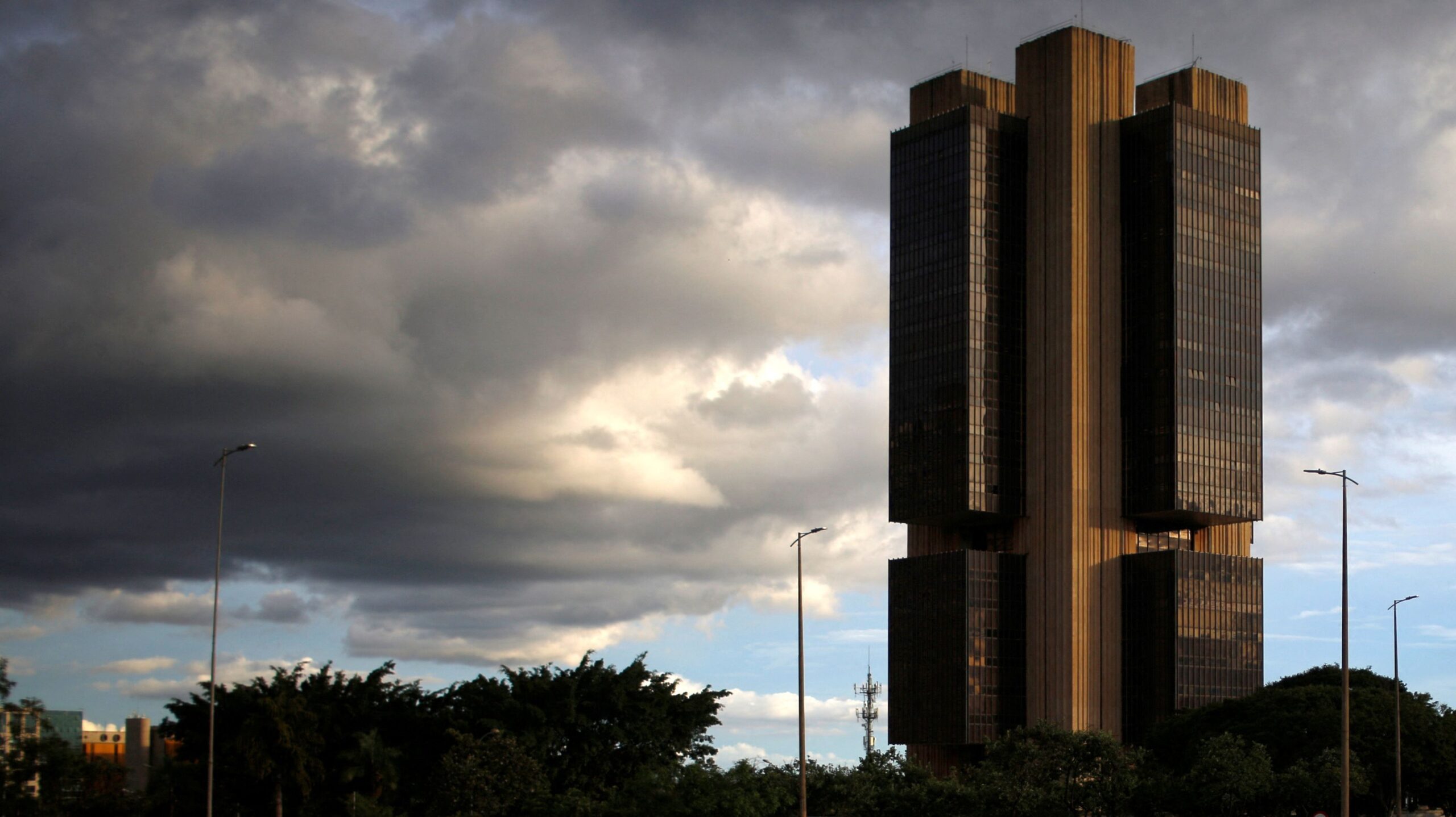 IPCA: Inflação desacelera, mas economistas ainda não veem impacto na Selic