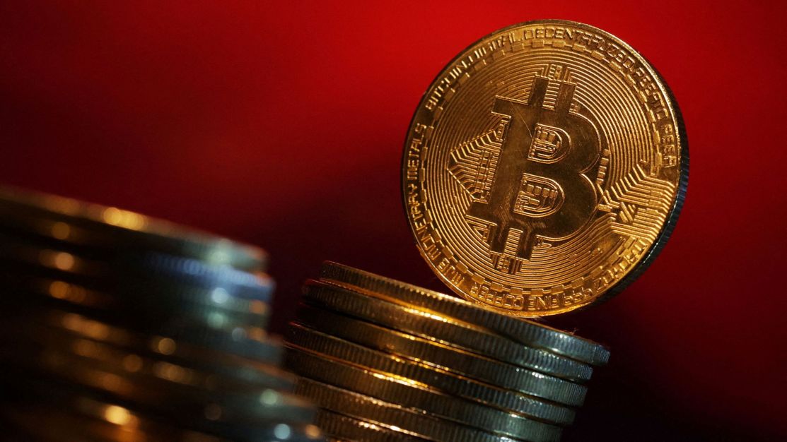 Bitcoin supera US$ 111 mil e renova recorde com apoio macro e regulatório