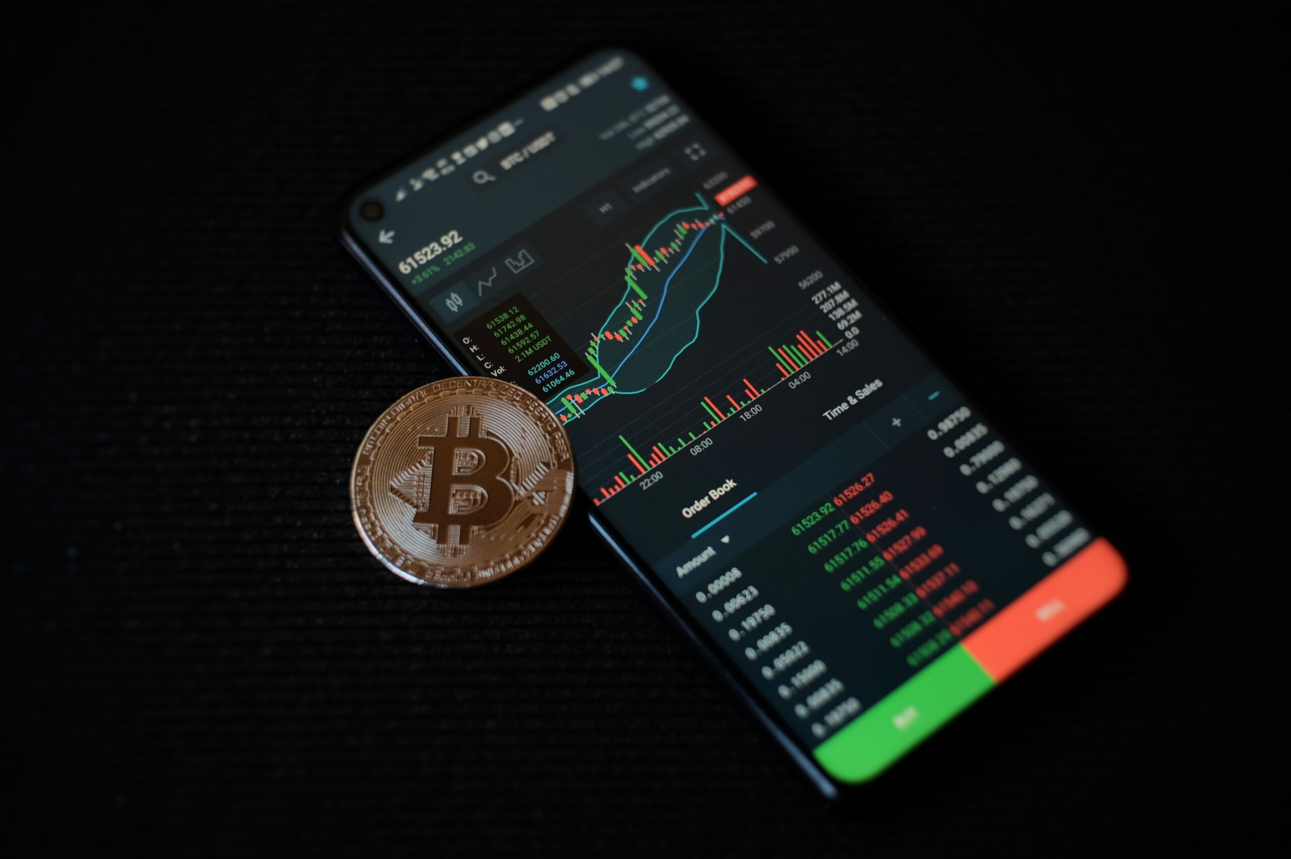 Bitcoin supera US$ 100 mil pela 1ª vez em 3 meses após acordo dos EUA