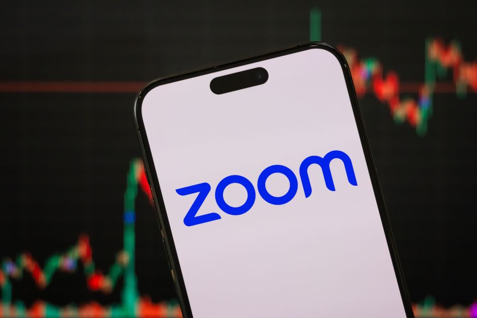 Zoom eleva projeção anual com forte demanda em meio a impulso de IA